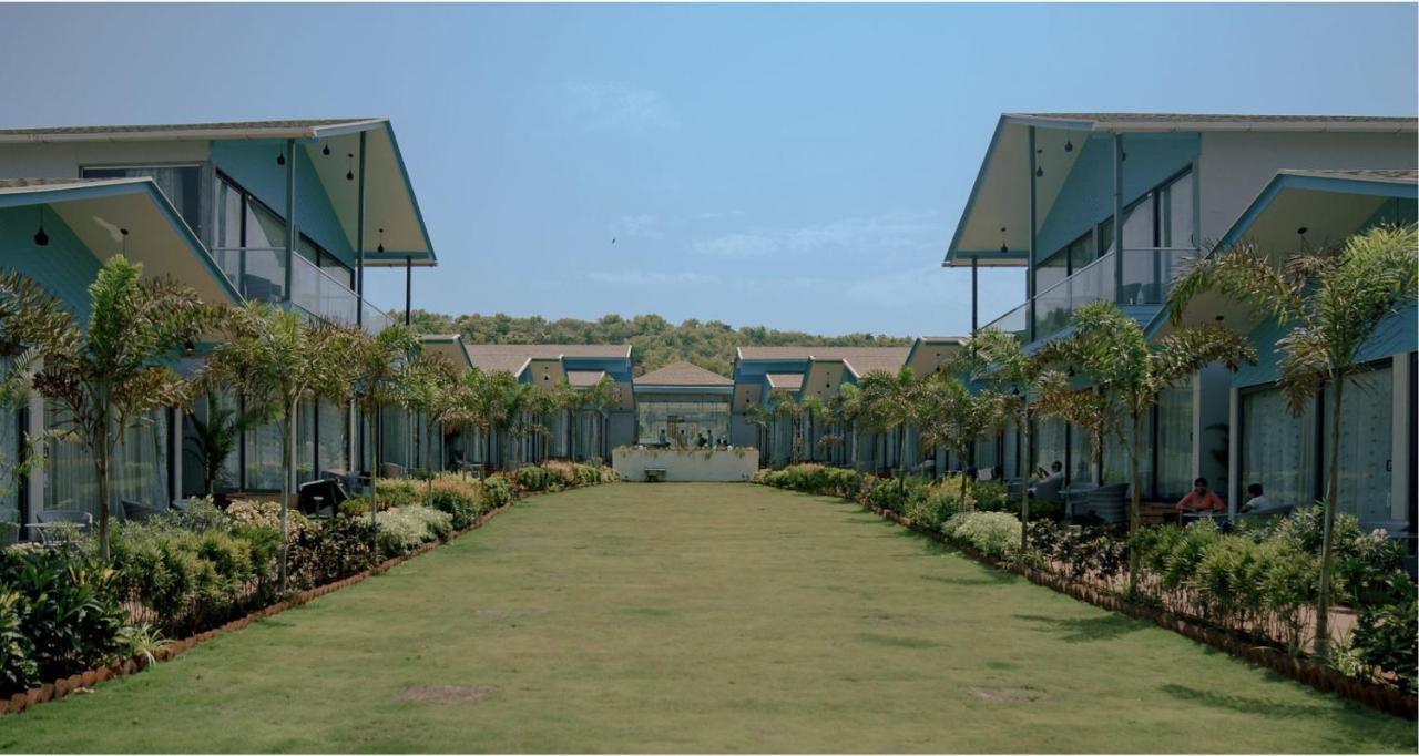 Tan-N-Sand Morjim Exterior photo